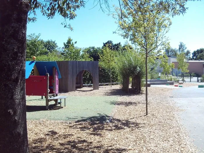 CROQU’ NATURE « CLISCOUËT, UNE COUR D’ÉCOLE VÉGÉTALISÉE »
