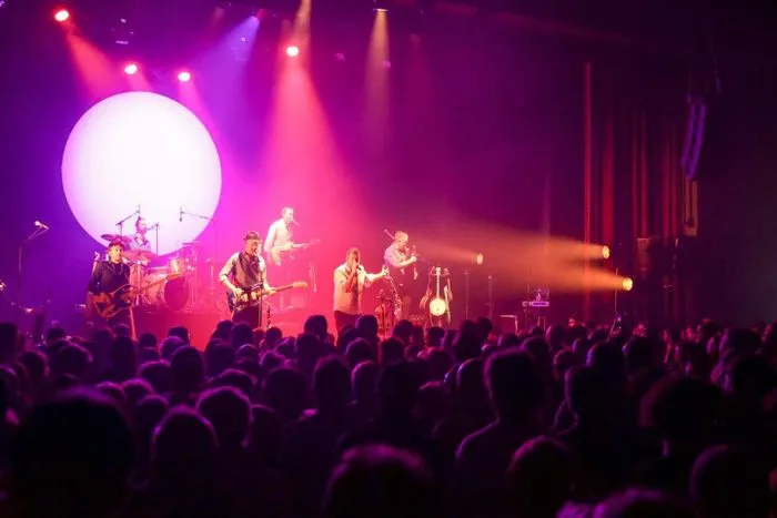 DEBOUT SUR LE ZINC