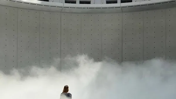 Brume(s) matinale(s) — entrer dans un nuage à la Bourse de Commerce