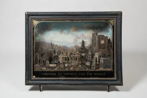 Exposition de l’œuvre « Cimetière en cheveux »